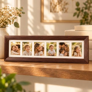 Op de afbeelding: Een rechthoekige fotolijst van donkerbruin hout met zes vierkante openingen en een witte passe-partout. De lijst bevat een reeks familiefoto's in buitenomgevingen, horizontaal gerangschikt in één enkele rij.