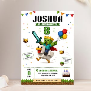 Pode incluir: Um convite de aniversário retangular com um personagem pixelizado verde usando uma coroa e capa vermelha, montado em uma galinha branca enquanto segura uma espada azul e balões coloridos. O texto inclui JOSHUA IS LEVELING UP TO 8 e detalhes do evento.