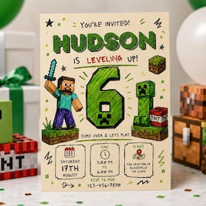 Puede incluir: Una tarjeta de invitación de cumpleaños rectangular con un estilo de dibujo a mano de Minecraft. El texto dice: YOU'RE INVITED! HUDSON IS LEVELING UP! 6. Los detalles incluyen la fecha sábado 17 de agosto, hora 3:00 PM a 6:00 PM y dirección 456 Crafting Dr.