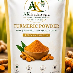 Puede incluir: Una bolsa vertical blanca y dorada de cúrcuma en polvo AK Tradersagra. La etiqueta muestra un tazón de cúrcuma en polvo naranja, raíces de cúrcuma crudas y texto que incluye Pure, Natural, No Added Color, Premium Quality y Net Weight 500g.