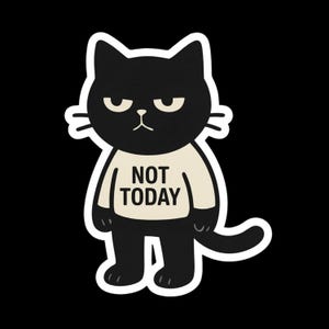 以下が含まれることがあります： 不機嫌な表情をした黒猫のダイカットステッカー。クリーム色のシャツを着ており、太い黒のアルファベット大文字で「NOT TODAY」とプリントされています。猫には白い縁取りがあり、直立した擬人化されたポーズで描かれています。