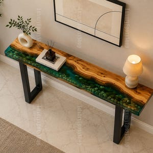 Mesa consola de madera de olivo con borde natural y resina epoxi, mesa auxiliar de entrada con sofá y mesa auxiliar.