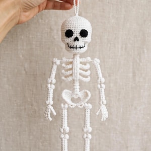 Padrão de crochê de esqueleto pendurado, decoração assustadora de Halloween (PDF)