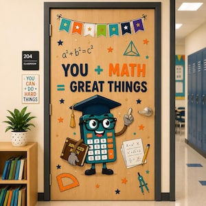 Peut inclure: Une porte de classe en bois décorée d'une bannière colorée, du texte YOU + MATH = GREAT THINGS et d'une calculatrice dessin animé portant une toque et des lunettes. La porte présente des équations, un rapporteur et un compas.