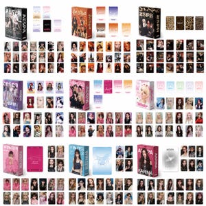 Puede incluir: Una colección de nueve sets de mercancía de Aespa, cada uno con una caja de almacenamiento rectangular, varias tarjetas fotográficas individuales y pequeñas tarjetas coleccionables con retratos de los miembros y el texto Aespa, Winter o Karina.