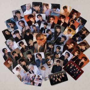 Puede incluir: Una colección de tarjetas fotográficas rectangulares con varios retratos de una persona joven de cabello oscuro. Las imágenes muestran diversos atuendos, iluminaciones y poses, incluyendo fotos individuales y grupales, en una disposición superpuesta.