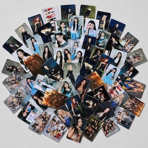 Puede incluir: Una gran colección de tarjetas coleccionables rectangulares que presentan varios retratos fotográficos de personas con diversos atuendos y entornos, dispuestas en un patrón de abanico circular sobre un fondo gris claro liso.