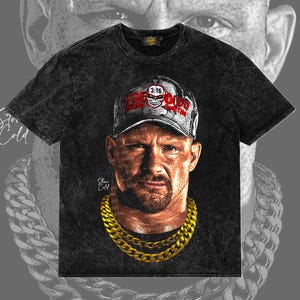 Peut inclure: Un t-shirt noir délavé à l'acide avec une illustration d'un homme portant une casquette avec le texte 3:16 et une icône de crâne. L'homme a un bouc et porte une épaisse chaîne dorée. Le texte Stone Cold est imprimé en écriture blanche.