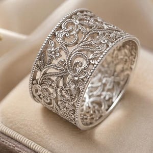 Eleganter Silberring mit filigranem Muster, aufwendig gearbeitet, breiter Statement-Ring im Vintage-Stil, Schmuckstück für Damen, Valentinstagsgeschenk für sie
