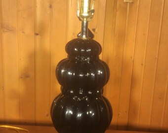 Lampa stołowa z czarnego szkła z trzema warstwami szkła w stylu Mid Century Modern.