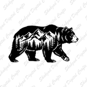 Puede incluir: Una ilustración gráfica en blanco y negro de un oso de perfil. La silueta del oso está rellena con un paisaje detallado que muestra picos montañosos afilados y un denso bosque de pinos representado en espacio negativo.