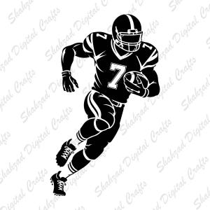 Peut inclure: Une illustration graphique en noir et blanc représentant un joueur de football américain en mouvement, portant un maillot avec le numéro 7 sur la poitrine et l'épaule, un casque avec une grille de protection et des crampons, tenant un ballon.