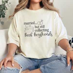 Casado pero aún coleccionando camisa de novios de libros, camisa de libro, amante de los libros, novios de libros, libros románticos, colores cómodos, ajuste unisex