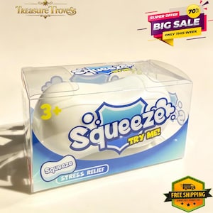 Può includere: Un giocattolo antistress bianco e arrotondato confezionato in una scatola di plastica rettangolare trasparente. La confezione presenta grafiche blu e bianche con il testo Squeeze, Try Me e 3+ stampato sul davanti. Il design include motivi a bolle.