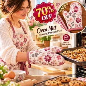 Puede incluir: Una manopla de horno con un patrón floral de flores rosas y rojo oscuro sobre fondo blanco, a juego con un delantal. La manopla se muestra retirando una bandeja de galletas con chispas de chocolate de un horno. El texto incluye 70% OFF.