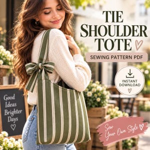 Op de afbeelding: Een tote bag met een verticaal gestreept patroon in donker olijfgroen en wit, voorzien van een schouderband met strikdetail. De tekst op de afbeelding luidt TIE SHOULDER TOTE, SEWING PATTERN PDF, INSTANT DOWNLOAD en Sew Your Own Style.