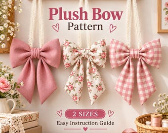 Puede incluir: Tres lazos de peluche colgados de un soporte de madera, que incluyen un lazo rosa empolvado liso, un lazo con estampado floral y un lazo de cuadros vichy rosas. El texto dice: Plush Bow Pattern, 2 SIZES, Easy Instruction Guide. Cada lazo tiene un lazo de encaje.