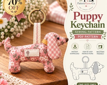 Puede incluir: Un llavero de cachorro de tela con estampado floral rosa, una oreja de cuadros blancos, un collar amarillo y una anilla de metal dorado. La imagen incluye texto para un patrón de costura PDF de PatternMasterCo, indicando 10 x 5 cm.