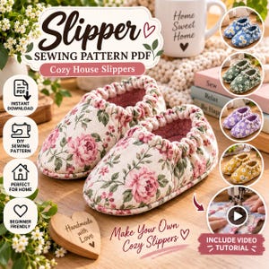 Op de afbeelding: Een paar pantoffels met bloemenprint, roze rozen op een crèmekleurige achtergrond en een roze binnenvoering. De afbeelding bevat de tekst Slipper Sewing Pattern PDF, Cozy House Slippers en Make Your Own Cozy Slippers, samen met kleinere cirkelvormige afbeeldingen met verschillende kleuropties en een video-tutorialpictogram.