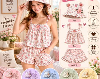 Puede incluir: Un conjunto de tres piezas que incluye un sombrero de pescador, una blusa de tirantes con lazos y pantalones cortos con volantes, todo en tela blanca con estampado floral rosa. El sombrero y la blusa tienen flores rosas. Incluye patrón PDF.