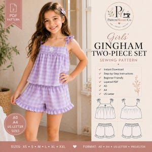 Può includere: Un cartamodello digitale per un completo a due pezzi composto da una canotta a quadretti vichy viola chiaro e bianco con spalline a fiocco e pantaloncini con volant abbinati. L'immagine include disegni tecnici e taglie dalla XS alla XXL.