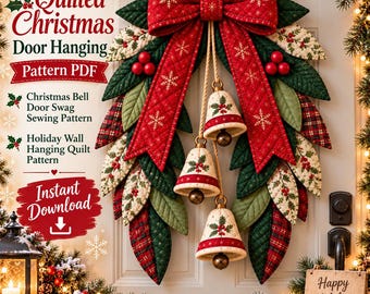 Puede incluir: Un colgante de puerta navideño acolchado con un gran lazo rojo con patrones de copos de nieve dorados, hojas de tela verde y a cuadros, y tres campanas colgantes con motivos de acebo. El texto incluye Quilted Christmas Door Hanging Pattern PDF.