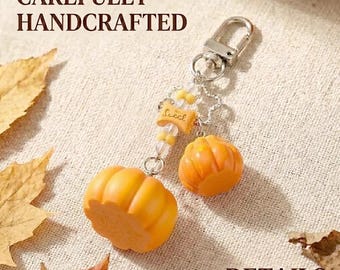 Könnte beinhalten: Ein Schlüsselanhänger mit zwei orangefarbenen Kürbis-Anhängern, durchsichtigen Perlen und einem kleinen gelben, knochenförmigen Anhänger mit der Aufschrift "Sweet". Er verfügt über einen silberfarbenen Karabinerverschluss und ein sternförmiges Verbindungsstück.