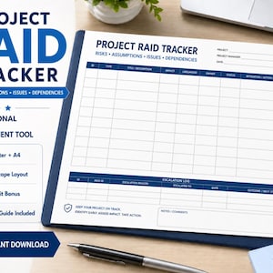 Op de afbeelding: Een Project Raid Tracker document op een klembord met een pen. Het formulier bevat secties voor risico's, aannames, problemen en afhankelijkheden, met koppen voor ID, type, titel, impact, waarschijnlijkheid, eigenaar en vervaldatum.