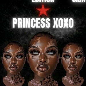 Può includere: Tre teste di bambola identiche con pelle scura, macchie di vitiligine, ciglia lunghe e occhi chiari. Il testo recita LIMITED EDITION PAK SKIN PRINCESS XOXO con una stella rossa. La base del collo presenta un tatuaggio di rosa e Venom Dolls.