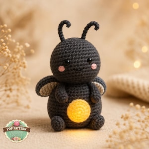 Schema PDF per l'uncinetto di una lucciola, mini amigurumi a forma di lucciola, ideale per principianti, pratico da portare in tasca, regalo perfetto.