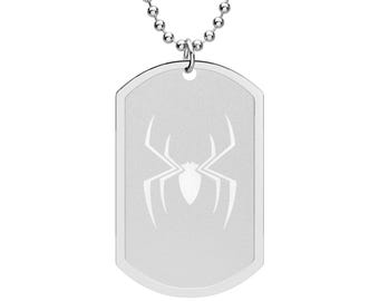 Pode incluir: Um pingente de placa de identificação de metal prateado com um emblema de aranha branco gravado no centro. A placa retangular tem cantos arredondados e está suspensa por uma corrente de bolinhas prateada com um elo de conexão.