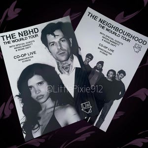 Peut inclure: Deux affiches de concert rectangulaires pour The Neighbourhood The Wourld Tour au Co-op Live Manchester le 01/09/26. Les affiches présentent des photographies en noir et blanc du groupe et des invités, avec le texte Nessa Barrett et Noise Dept.