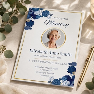 Peut inclure: Un programme funéraire sur fond blanc avec des motifs floraux bleu foncé et des bordures dorées. Il affiche le texte In Loving Memory, Elizabeth Anne Smith, April 12, 1948 – May 15, 2026, A Celebration of Life, ainsi que les détails de l'événement.