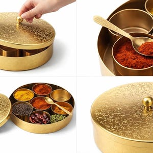 Könnte beinhalten: Eine runde Gewürzdose aus goldfarbenem Metall mit abnehmbarem Deckel, der ein filigranes, geätztes Blumenmuster aufweist. Der Behälter enthält sieben kleine, runde Innenfächer mit verschiedenen Gewürzen sowie einen passenden goldfarbenen Löffel.