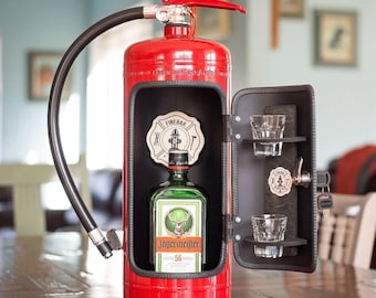 Mobiletto bar con estintore vero, arredamento industriale per bar domestico dedicato al whisky.