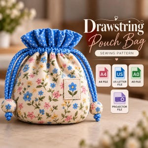 Puede incluir: Un patrón de costura para bolsa con cordón en tela color crema con estampado floral de flores azules, rosas y amarillas. La bolsa tiene un cierre de cordón azul con lunares y cuentas a juego. El texto incluye Drawstring Pouch Bag, A4, US, A0 y Projector File.