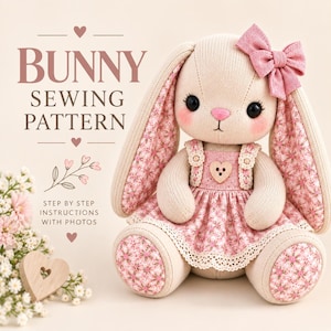 Puede incluir: Una muñeca de conejo de peluche beige con un vestido floral rosa y un lazo a juego en la oreja. El texto dice BUNNY SEWING PATTERN, STEP BY STEP INSTRUCTIONS WITH PHOTOS. El conejo tiene ojos negros, nariz rosa y un botón de madera en forma de corazón.