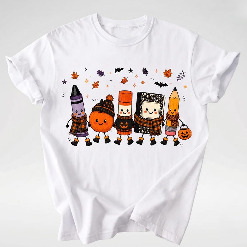 Puede incluir: Una camiseta blanca con una ilustraci&oacute;n gr&aacute;fica de cinco &uacute;tiles escolares antropom&oacute;rficos, incluyendo un cray&oacute;n morado, una calabaza naranja, un pegamento en barra, un cuaderno en blanco y negro y un l&aacute;piz amarillo, todos con bufandas.