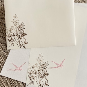 Set de papelería hecho a mano, papel de escribir con flores y una golondrina rosa estampada a mano en papel de escribir color crema, juego de 30 piezas.