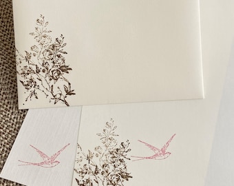 Handgjort brevpappersset, skrivpapper med blommor och en rosa svala handstämplat på krämvitt skrivpapper, set om 30 stycken.