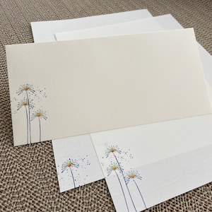 Handgemachtes Briefpapier Set mit handkolorierten orangen und grünen Blumen auf creme-weißem Schreibpapier, 30 Stück.