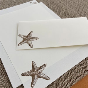 Juego de papelería hecho a mano, papel de escritura estampado con estrellas de mar y conchas marinas sobre papel de escritura color blanquecino cremoso, 30 piezas.