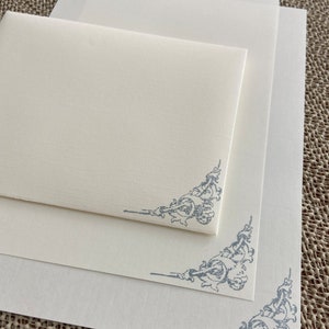 Juego de papelería hecho a mano, papel de escritura con motivo italiano en las esquinas de color azul estampado sobre papel de escritura de color blanquecino crema, juego de 30 piezas.
