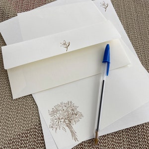 Handgemachtes Briefpapier Set, Briefpapier mit einem großen Strauß Blumen gestempelt, auf creme-weißem Schreibpapier, Set mit 30 Teilen.