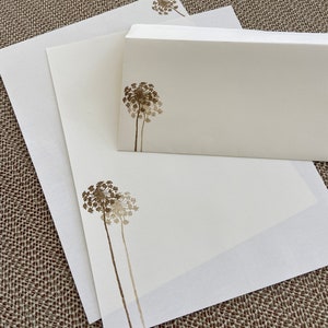 Set de papelería hecho a mano, papel de escribir estampado con un diente de león y su sombra sobre papel de escribir color crema, juego de 30 piezas.