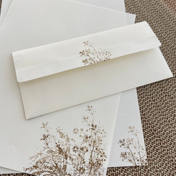 Ensemble de papeterie fait main, papier à lettres avec des fleurs sauvages estampées sur du papier à lettres blanc cassé crème, ensemble de 30 pièces.