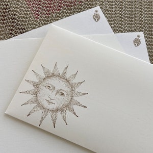Handgefertigtes Briefpapier-Set, Schreibpapier mit einer mystischen Sonne auf cremefarbenem, cremefarbenem Schreibpapier, Set mit 30 Teilen.