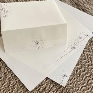 Handgemachtes Briefpapier Set, Schreibpapier mit drei blauen Blumen gestempelt und handkoloriert auf crem-off-weißem Schreibpapier, Set mit 30 Stück.