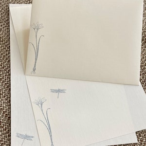 Ensemble de papeterie fait main, papier à lettres avec un lys bleu et une libellule estampés à la main sur du papier à lettres crème blanc cassé, lot de 30 pièces.