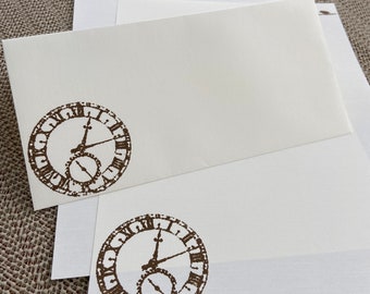 Juego de papelería hecho a mano, papel para escribir estampado con un reloj vintage del viejo mundo y tres cuervos sobre papel para escribir color crema, 30 piezas.